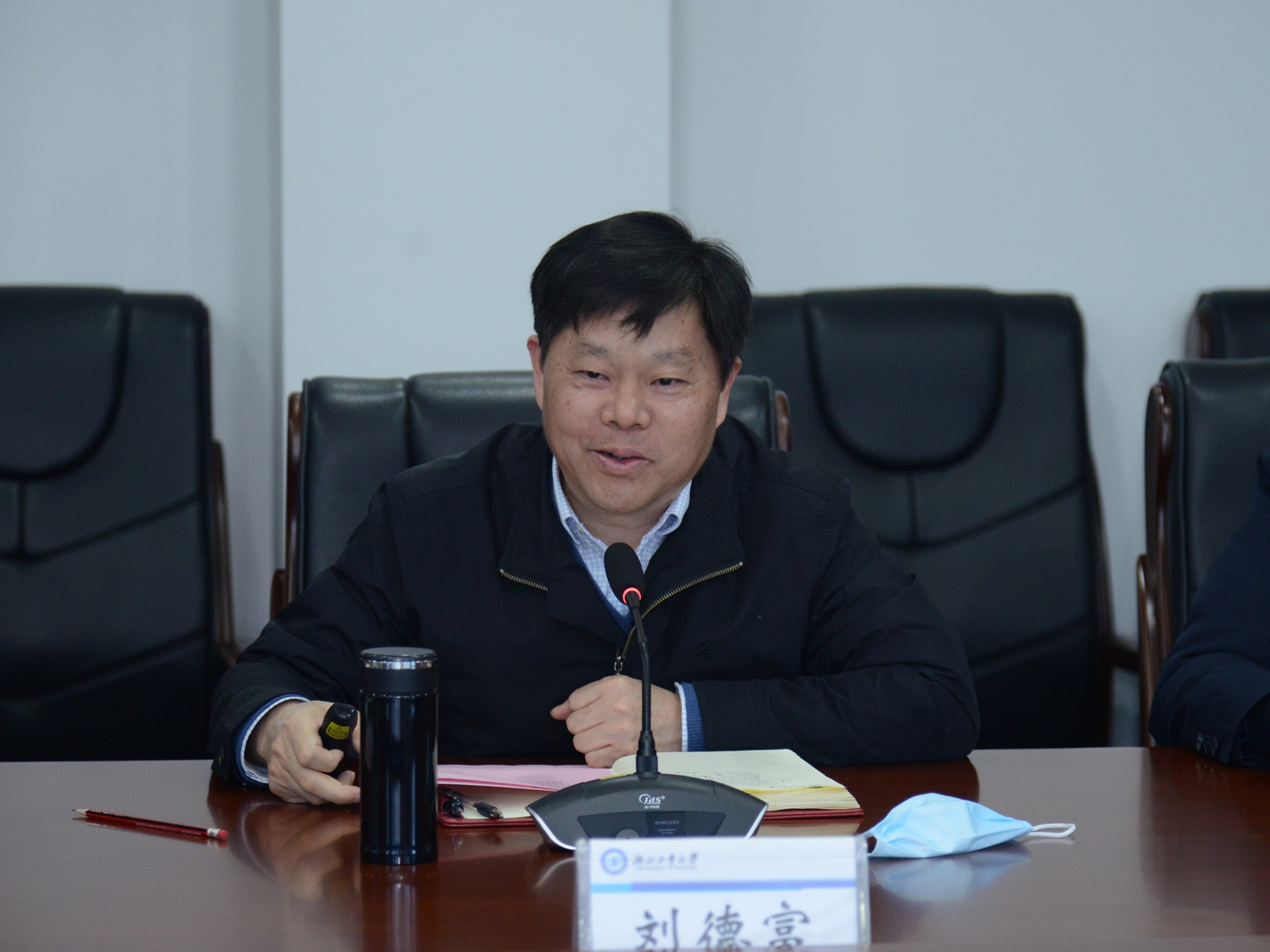 校党委书记刘德富,校党委副书记蔡光兴参加座谈.