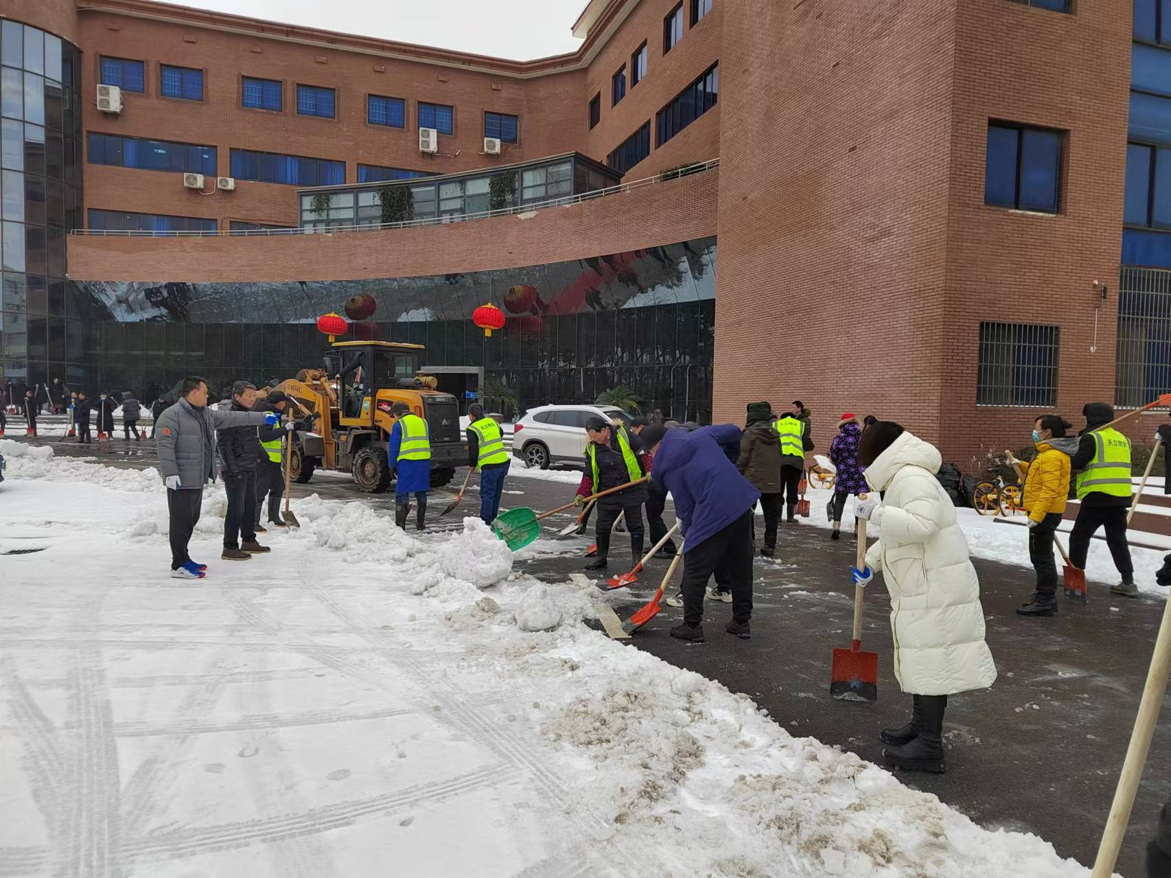 学校开展扫雪除冰·保教护学在行动 全力保障校园安全