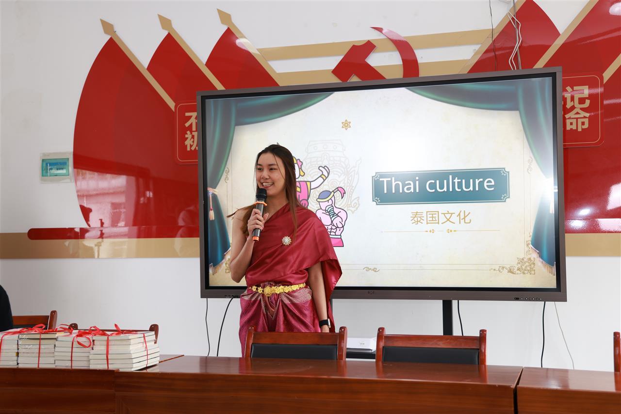 翁静妍讲述泰国文化（图片 李雄风）.JPG