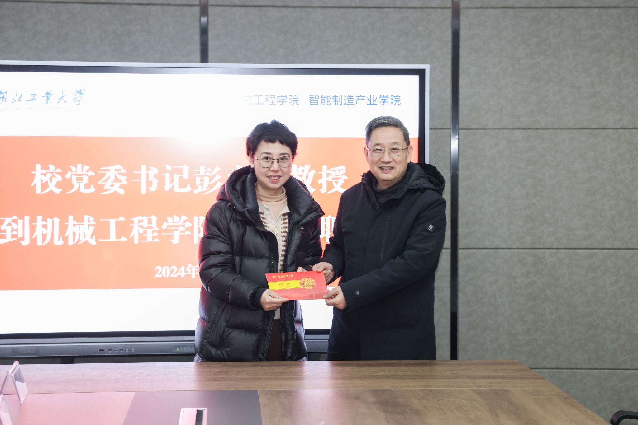 校领导走访慰问党员代表和一线教职工
