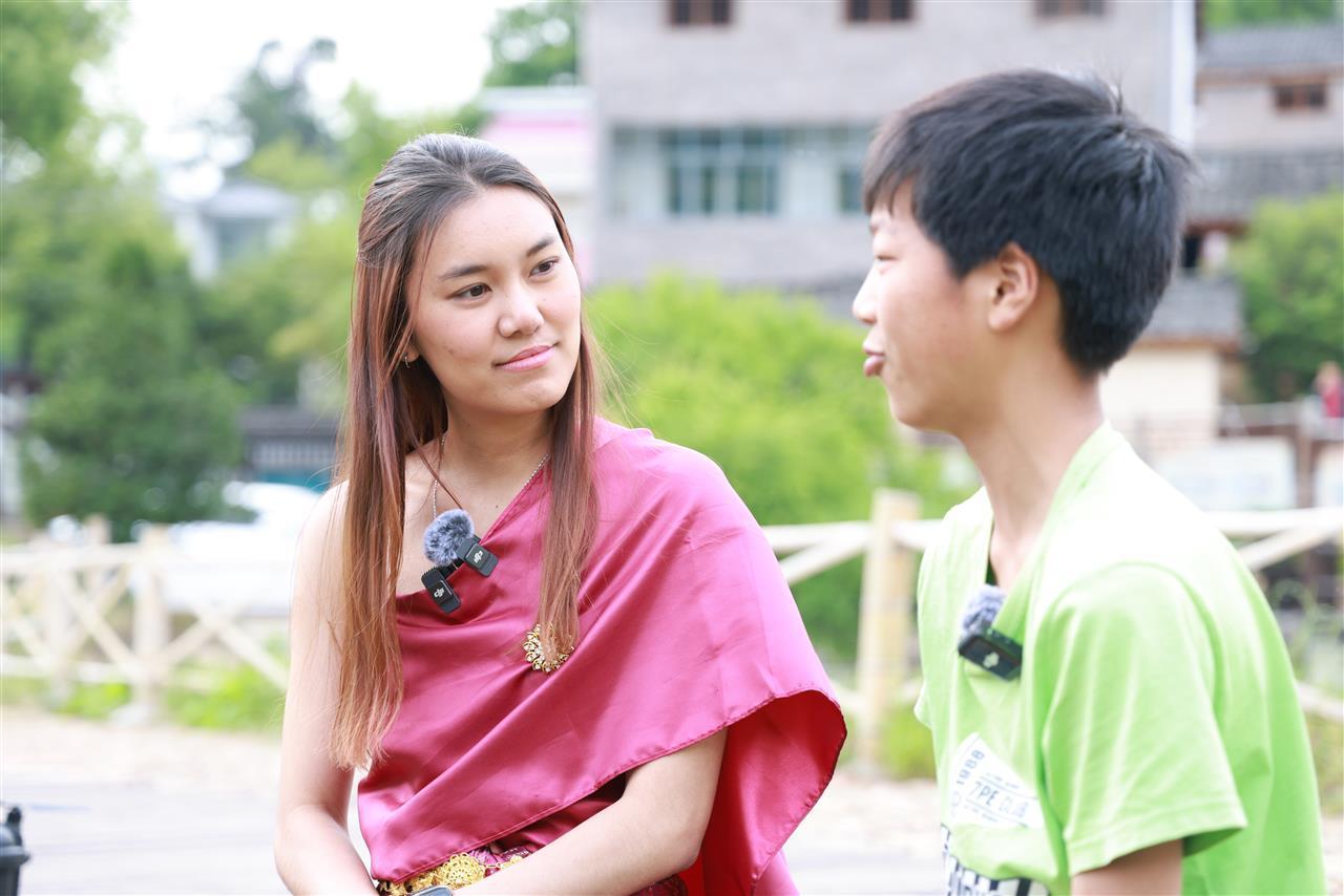 翁静妍与当地学生交流（图片 李雄风）.JPG