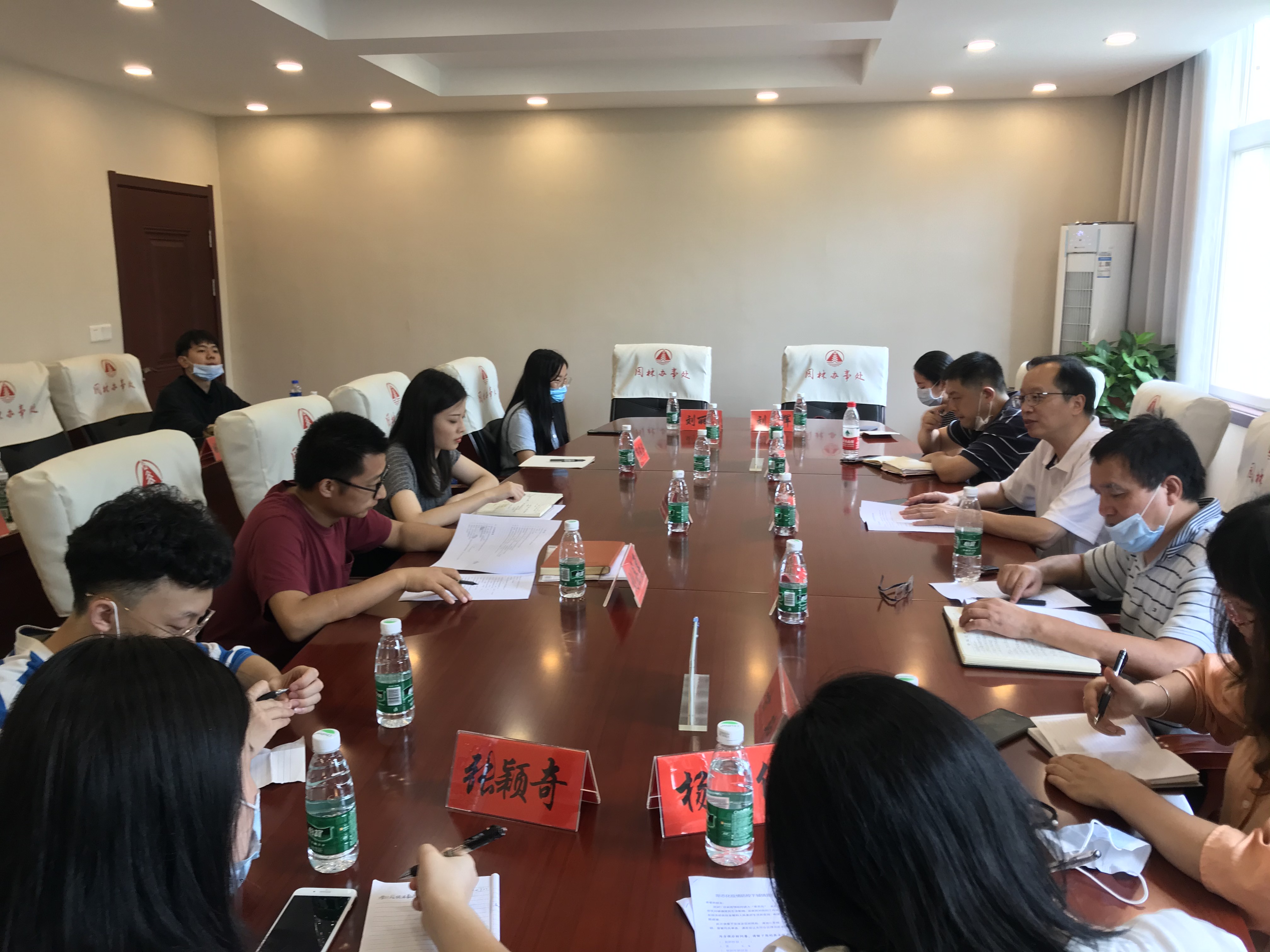 22日上午,园林办事处党委书记吴纯羽等领导与师生见