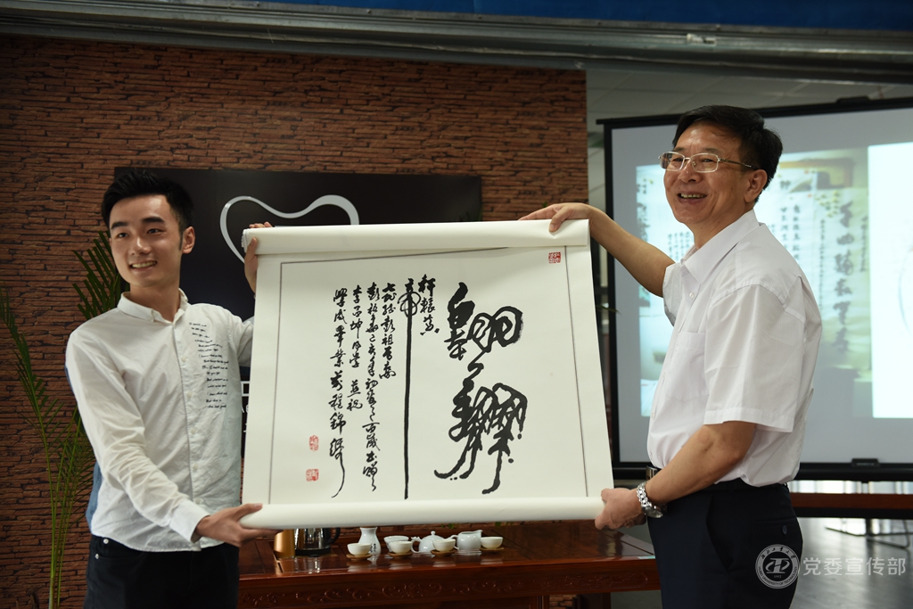 座谈会后,李克勤书记将我校百岁泰斗书画家彭祖华教授为每位同学精心