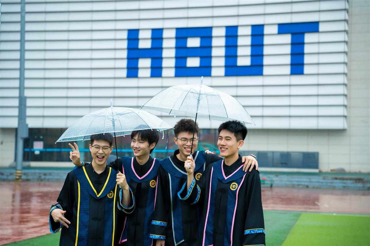 湖工大2025年原创新版学士服 (2).jpg